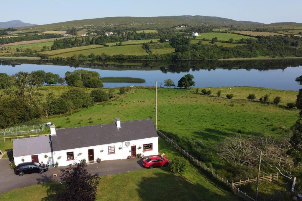Granny'S Cottage, A Lovely Lakeside Cottage Donegal Town Extérieur photo