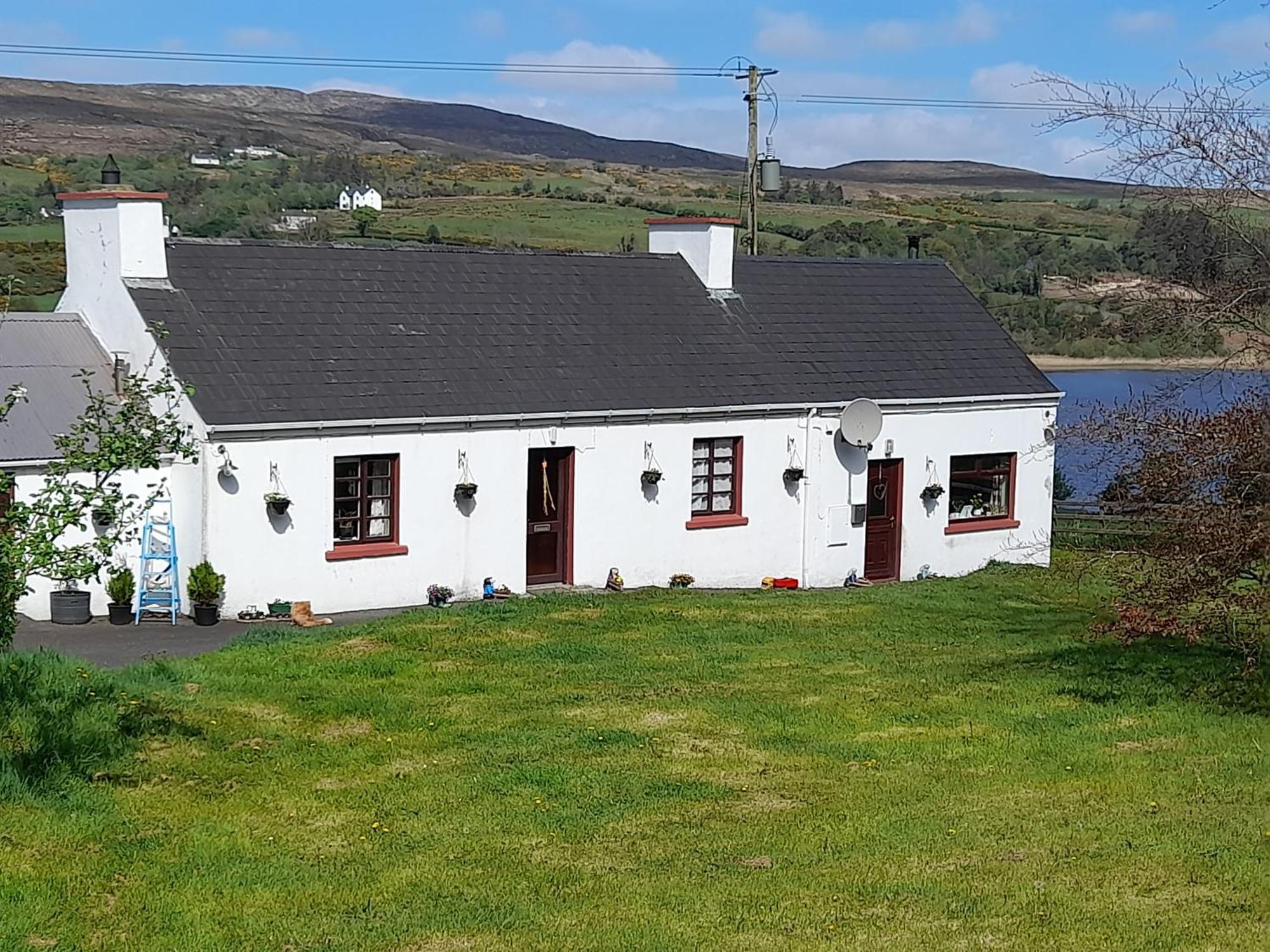 Granny'S Cottage, A Lovely Lakeside Cottage Donegal Town Extérieur photo